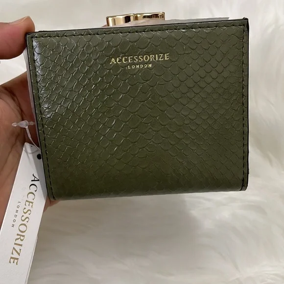 Accessorize London
Women's Faux Leather Clip
Frame Bella Wallet - olive | NWT - Picture 9 of 15